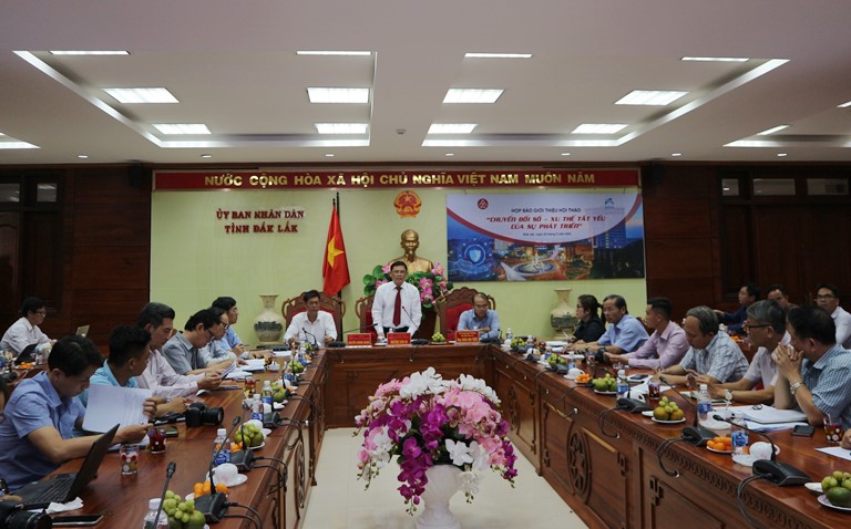 Họp báo về Hội thảo "Chuyển đổi số - Xu hướng tất yếu của sự phát triển".